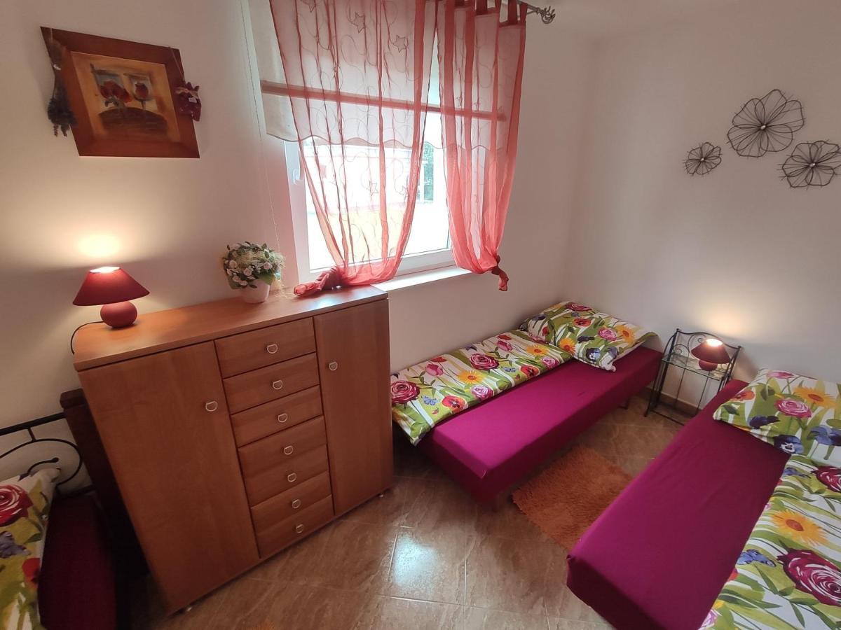Rodinne Vlatka S Velkym Pozemkom Apartment