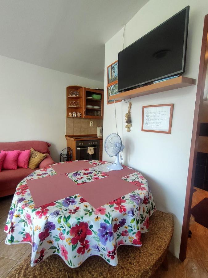 Rodinne Vlatka S Velkym Pozemkom Kaluža